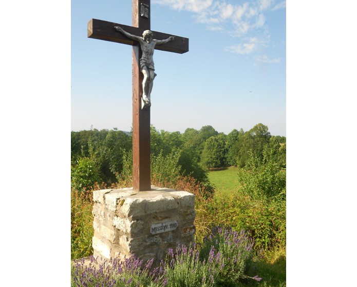 Réparation d'un calvaire à Groslée