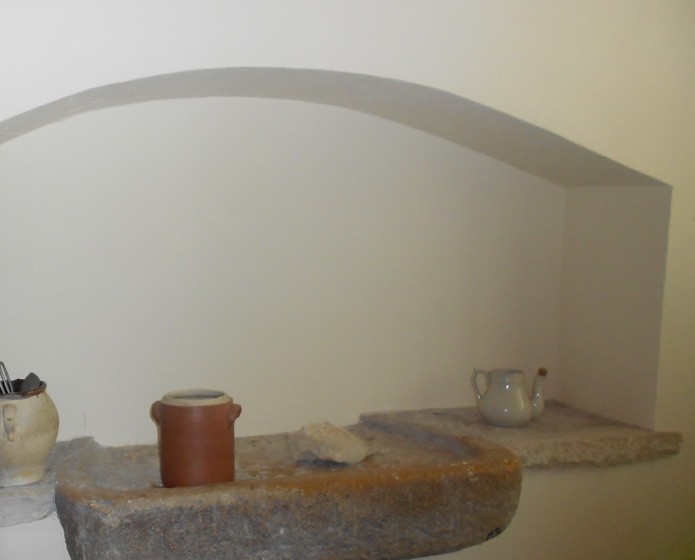 Conservation d'un évier en pierre, travaux de maçonnerie