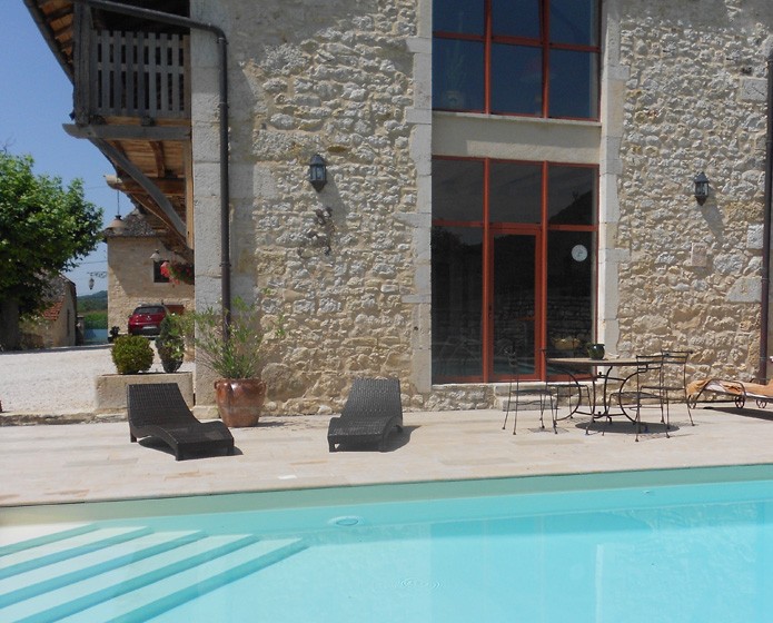 Création d'une piscine dans le jardin d'une maison en pierre