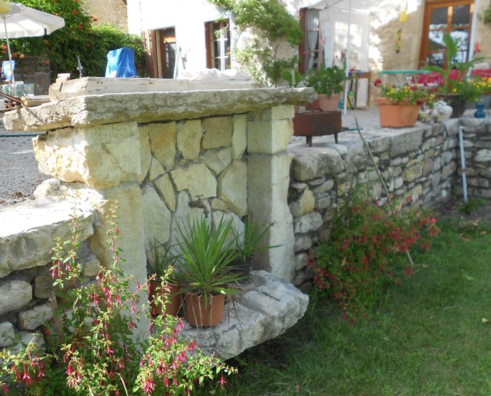 Construction d'une fontaine en pierre