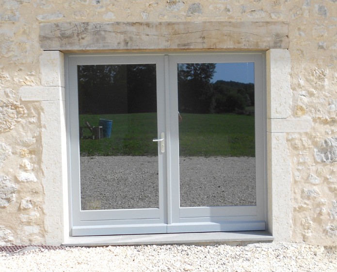 Création d'un linteau en bois et pierre dans un mur en pierre - rénovation de maison