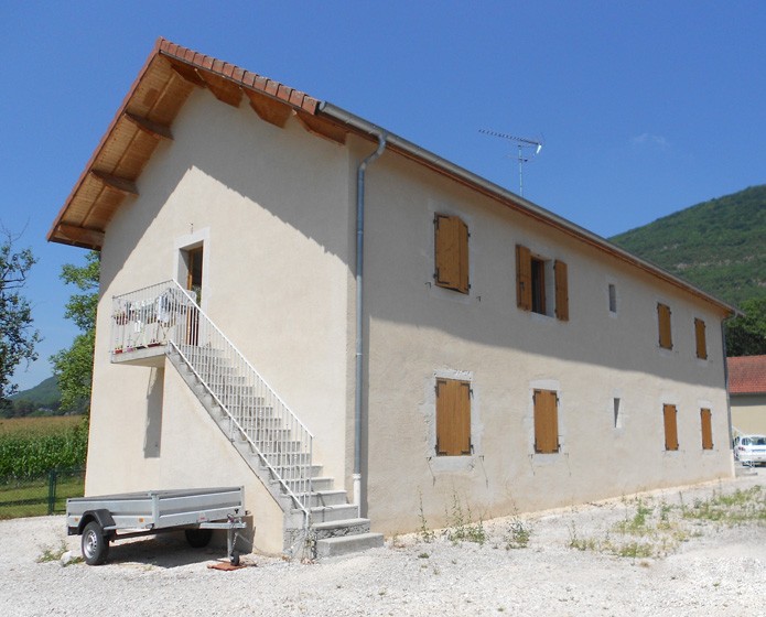 Construction d'un logement collectif dans le Bugey par un maçon