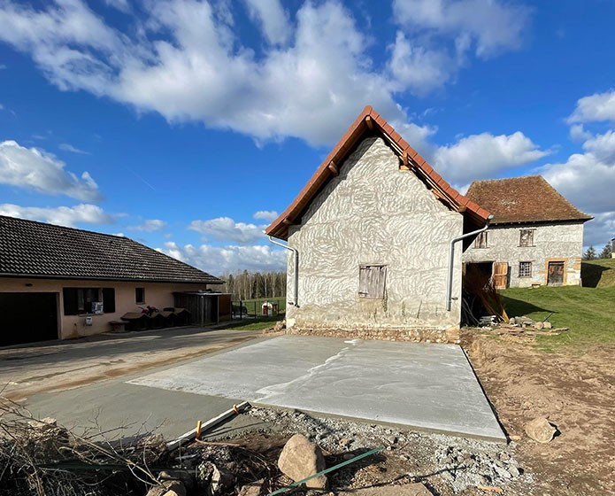 Maçonnerie d'un béton extérieur pour l'extension d'une maison : après