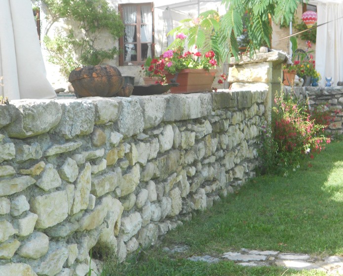 Rénovation d'un mur en pierre ancien - maçon dans la région de Groslée