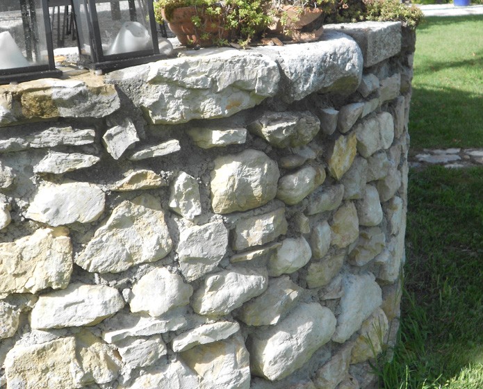 Rénovation d'un mur en pierre ancien - Bugey