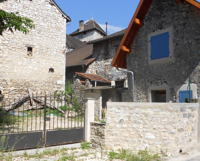 Rénovation d'un mur en pierre à Lhuis dans l'Ain