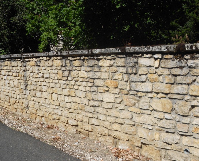 Rénovation d'un mur en pierre à Lhuis dans l'Ain