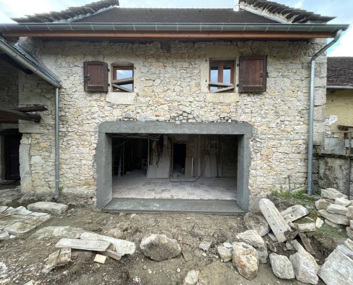 Ouverture d'une façade d'une maison en pierre : après travaux de maçonnerie