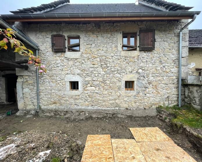 Ouverture d'une façade d'une maison en pierre : avant travaux de maçonnerie