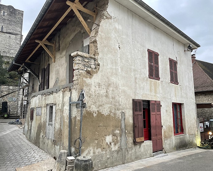 Rénovation d'une façade de maison en pierre dans un quartier historique - avant travaux