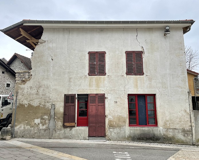 Rénovation d'une façade de maison en pierre dans un quartier historique - avant travaux