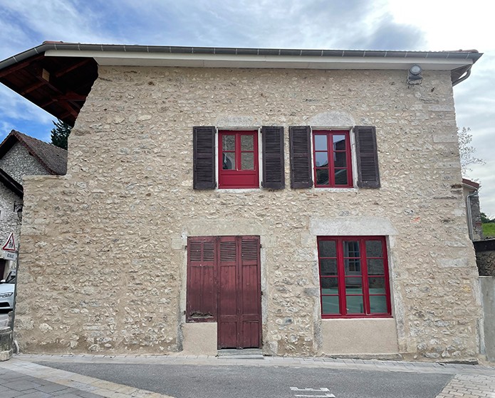 Rénovation d'une façade de maison en pierre dans un quartier historique