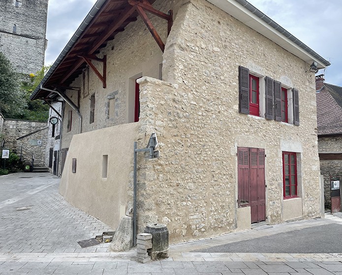 Rénovation d'une façade de maison en pierre dans un quartier historique