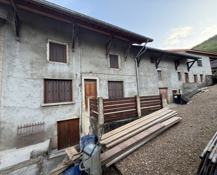 Rénovation d'une maison ancienne avec une façade en pierre : avant travaux