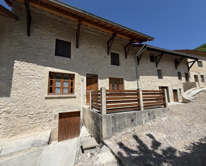 Rénovation d'une maison ancienne avec une façade en pierre : après travaux
