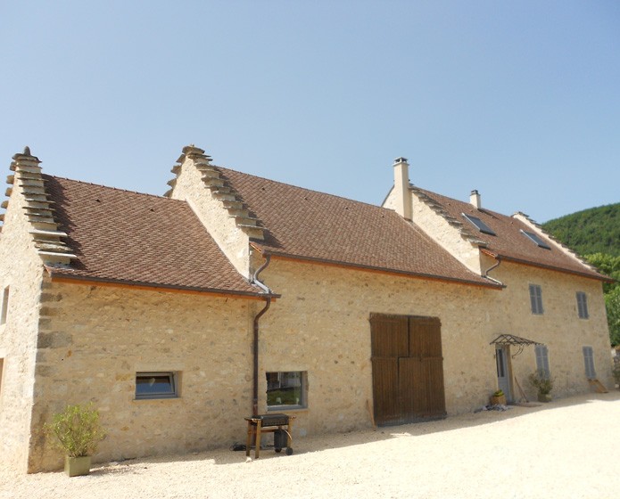 Rénovation d'une façade en pierres apparentes pour une maison ancienne dans l'Ain