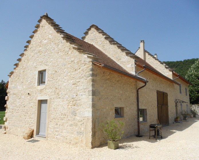 Rénovation de la façade d'une maison traditionnelle avec joint de pierre
