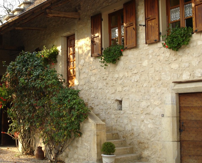 Rénovation d'une maison ancienne en pierre à Lhuis